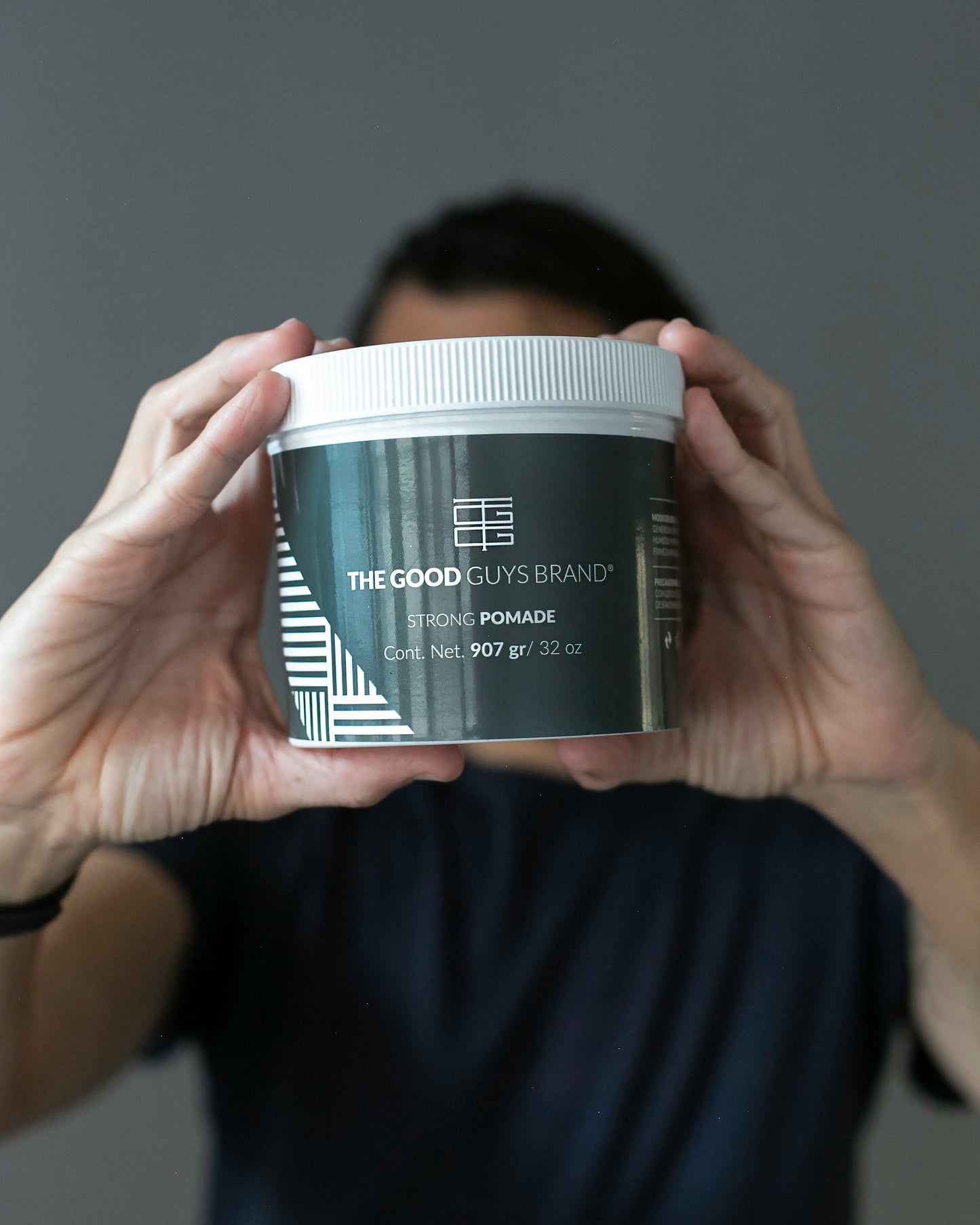 STRONG POMADE 907 G / 32 OZ